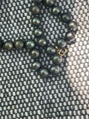 Lustrous Black Tahitian Pearl Necklace with Gold Clasp